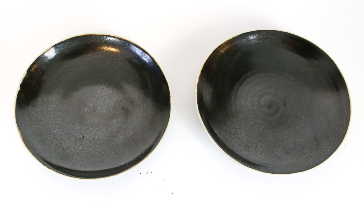 LUCIE RIE & HANS COPER - PAIR OF STONEWARE STUDIO POTTERY PLATES, CIRCA 1955